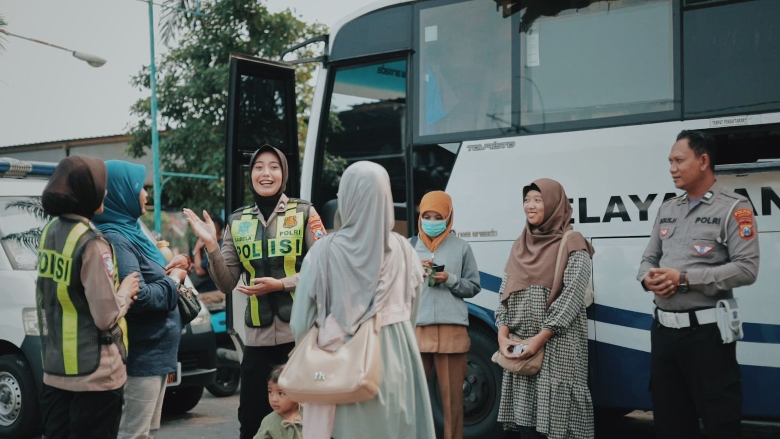 Peringati Hari Kartini, Srikandi Satlantas Polres Gresik Bagi Mawar dan Helm untuk Pemohon SIM Perempuan