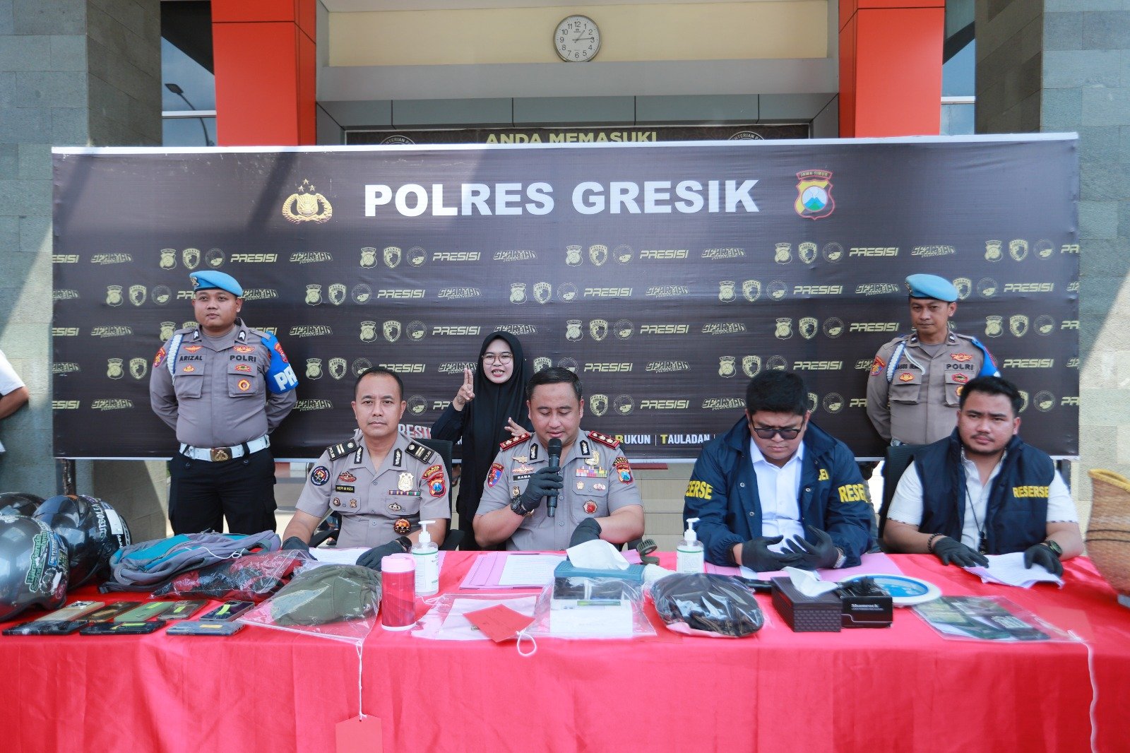 Senyum Sumringah Para Korban Saat Kapolres Gresik Kembalikan Motor yang Sempat Digasak Penjahat