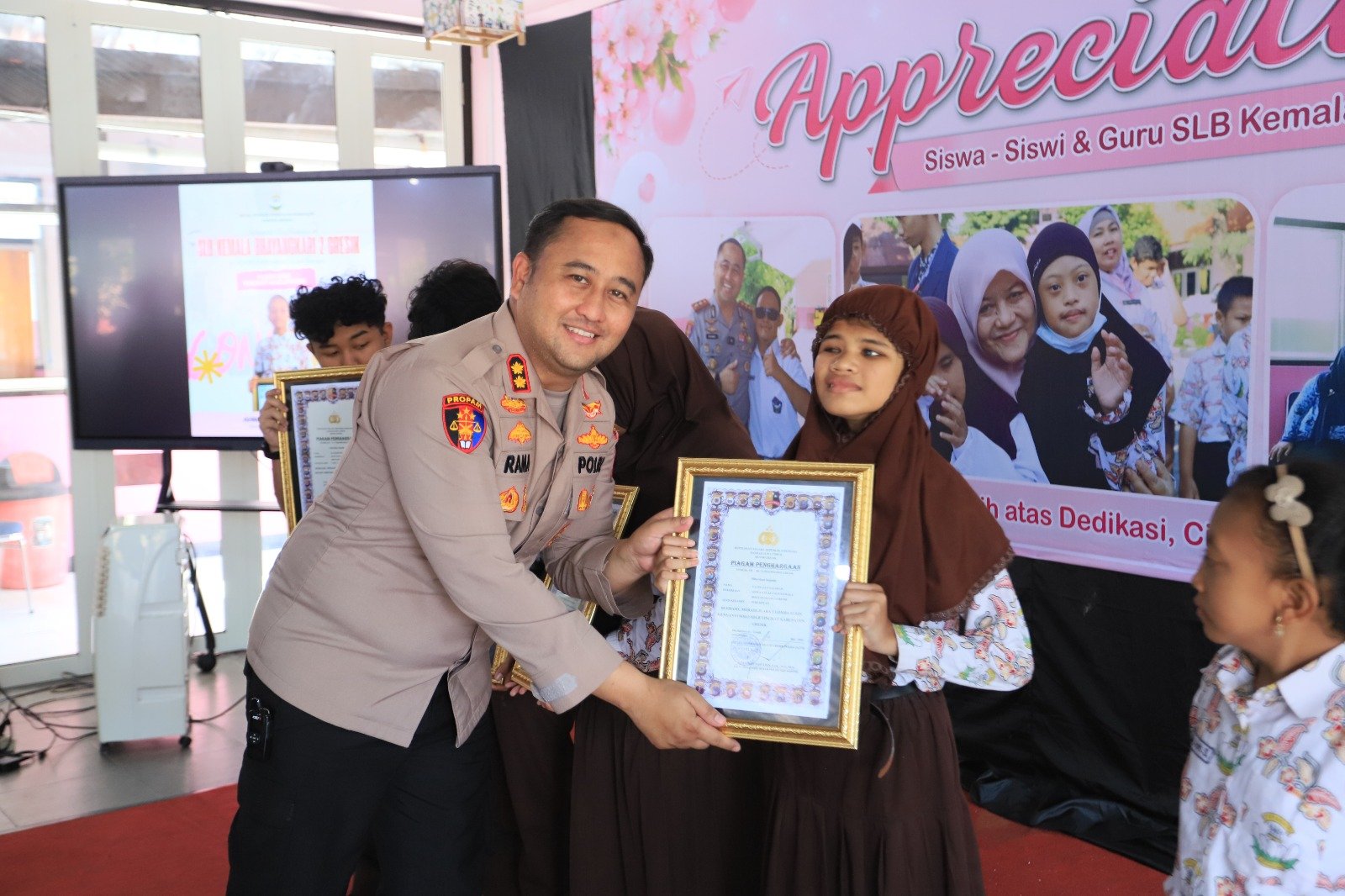 Wujud Kepedulian, Kapolres Gresik dan Ketua Bhayangkari Beri Apresiasi Guru serta Siswa Berprestasi SLB Kemala Bhayangkari 2