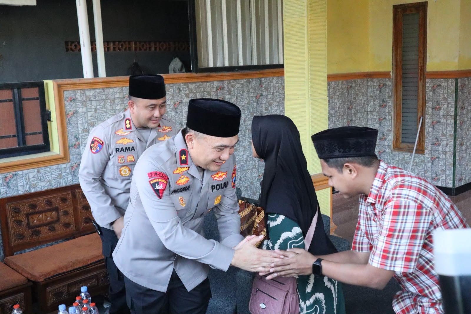 Takziah ke Keluarga Kusaeni, Wakapolda Jatim dan Kapolres Gresik Menyampaikan Belasungkawa