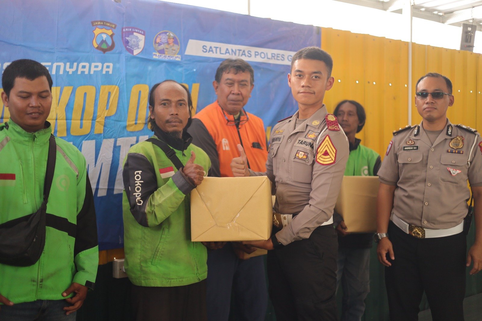 Peringati HUT Bhayangkara ke 80 Satlantas Polres Gresik dan Ojol Gresik Ngopi Bareng, Bahas Safety Riding dan Kamtibmas
