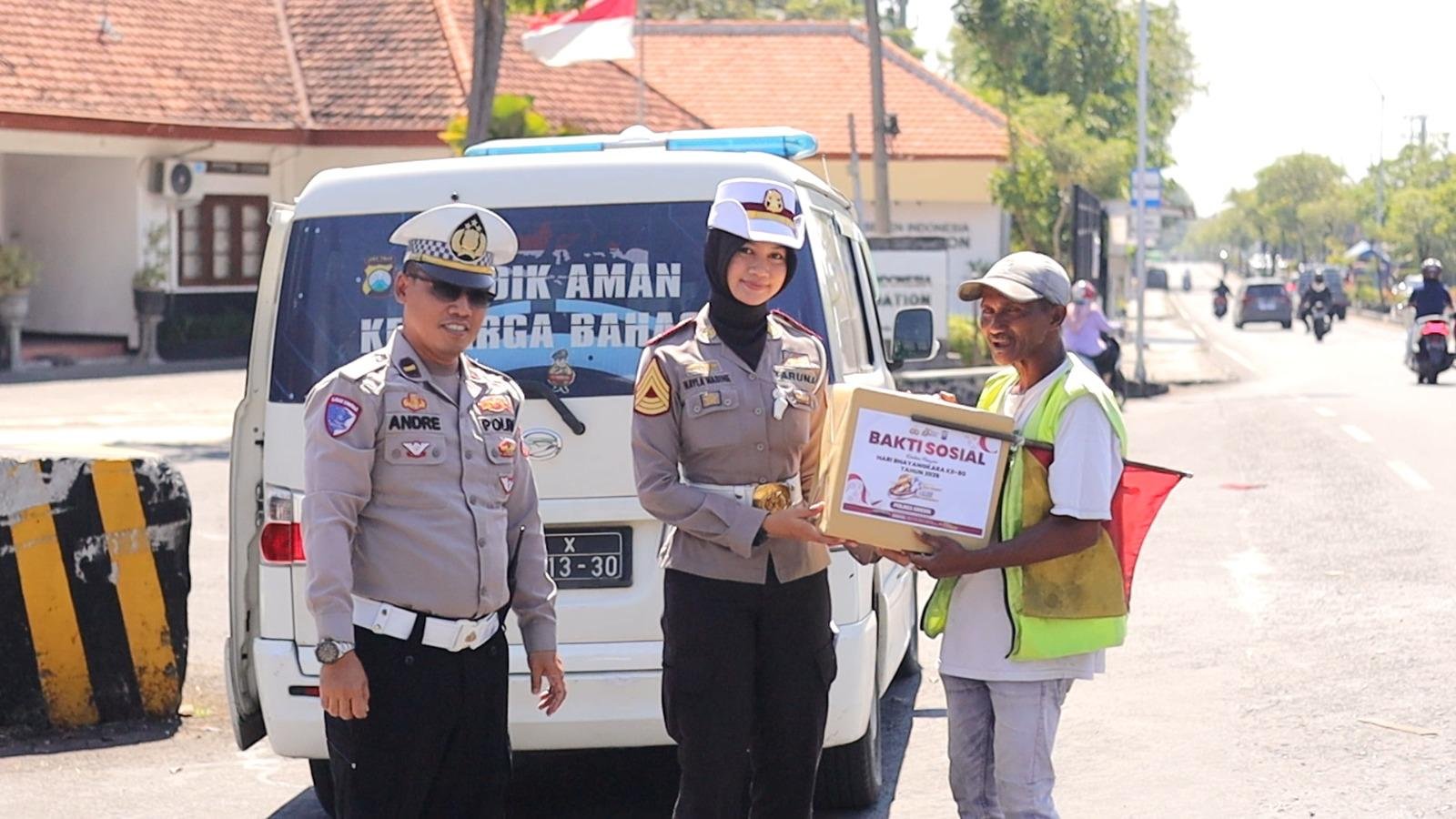 Polres Gresik Peduli Sesama, Satlantas Gelar Polantas Menyapa Salurkan Bantuan Sosial Bersama Taruna Akpol kepada Warga dan Panti Asuhan
