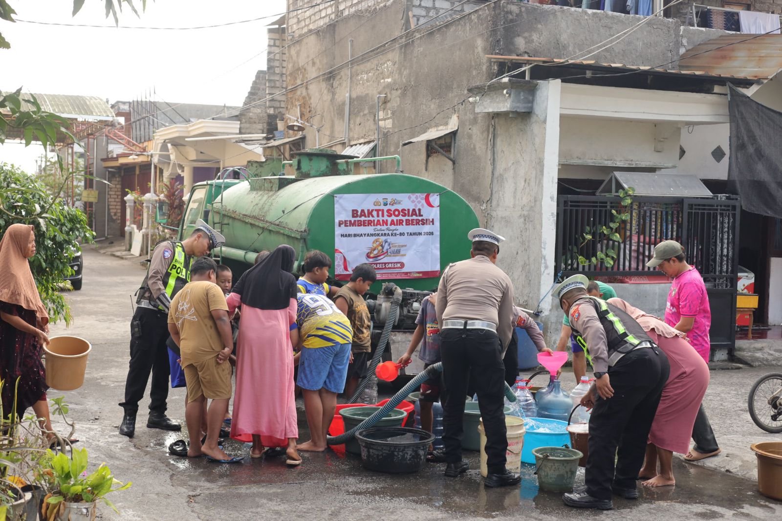 Polres Gresik Salurkan Air Bersih untuk Warga Duduk Sampeyan Sambut HUT Bhayangkara ke-80