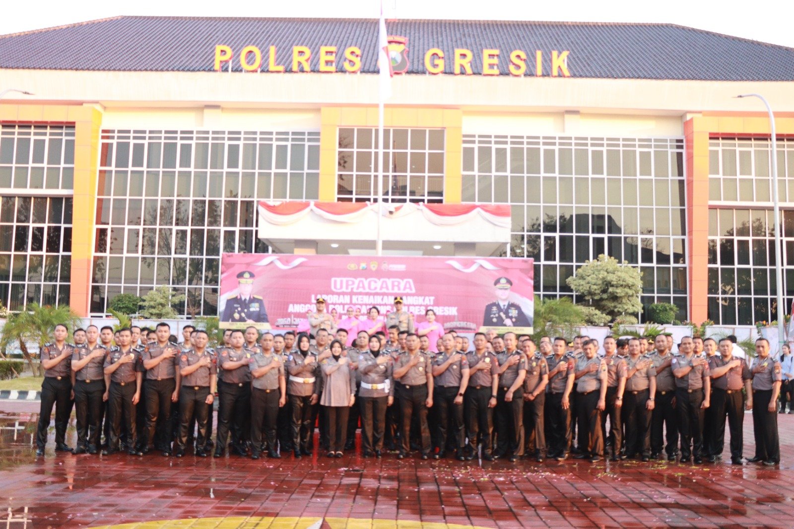 79 Personel Polri dan 3 PNS Polres Gresik Naik Pangkat, Kapolres: Layani Masyarakat dengan Hati