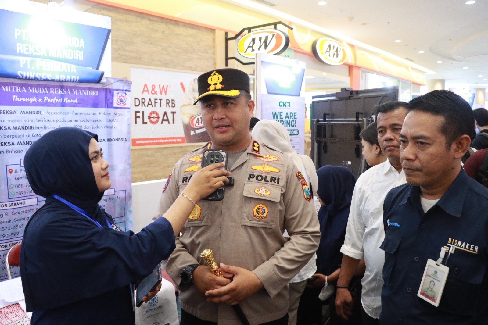 Dahlan Iskan Apresiasi Layanan SKCK Jemput Bola Polres Gresik di Job Fair Tematik 2026, Sangat Membantu Pencari Kerja