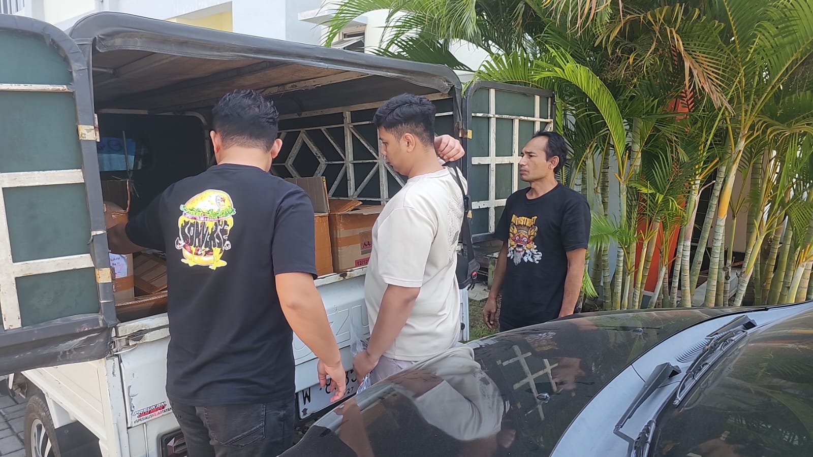 Satresnarkoba Polres Gresik Sita Ratusan Botol Arak Bali, Dua Orang Diamankan