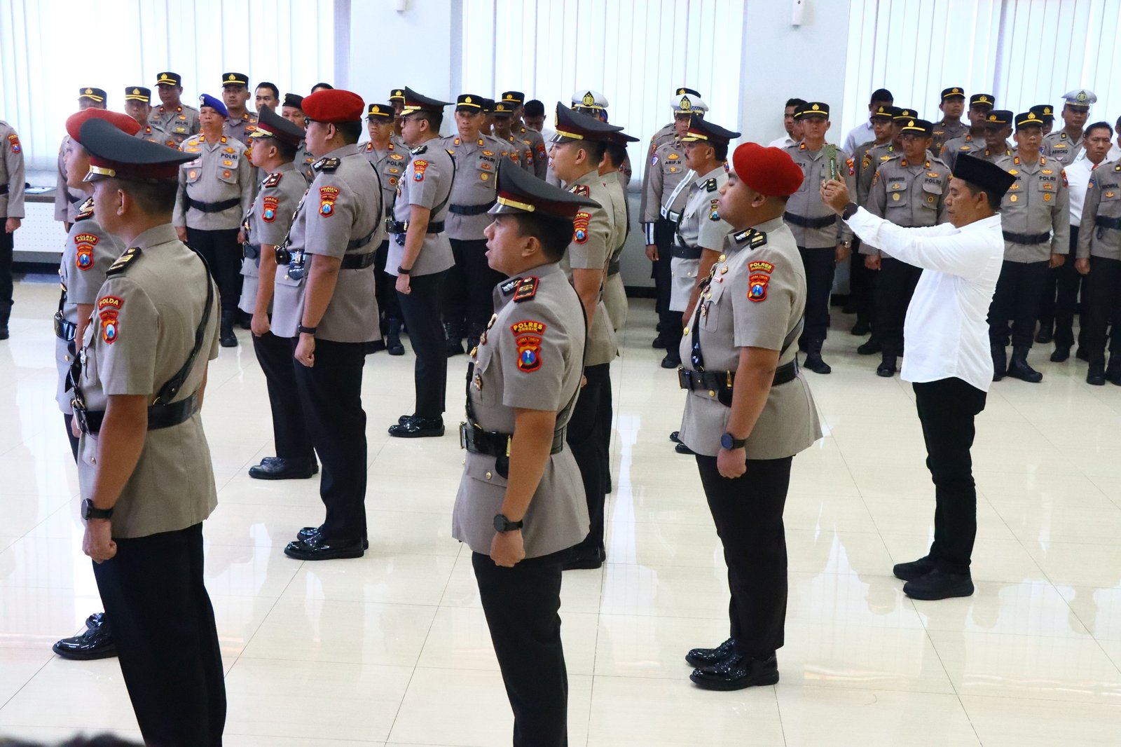 Kapolres Gresik Pimpin Sertijab PJU dan Kapolsek, 14 Personel Bergeser