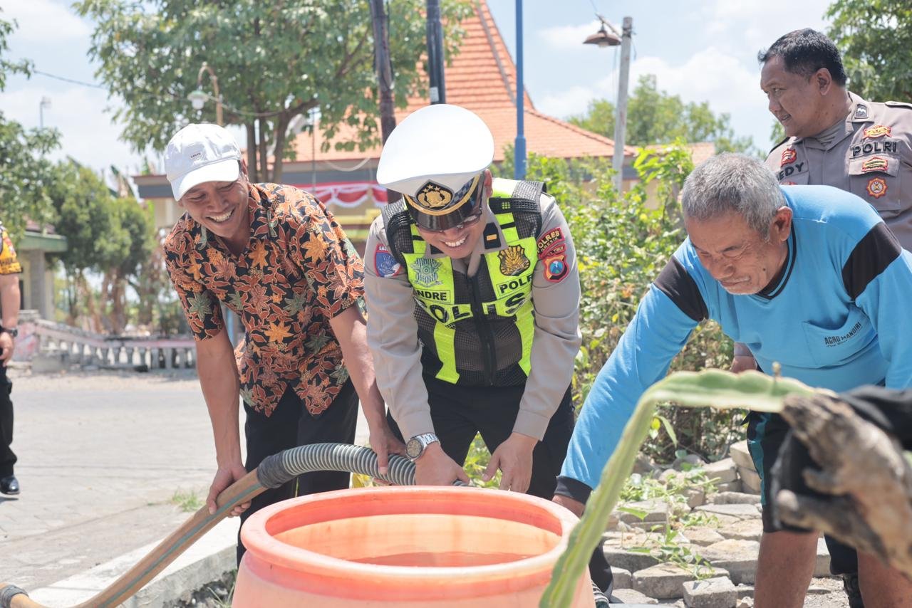 Polres Gresik Peduli, Salurkan Bantuan Air Bersih untuk Warga Tiga Desa Terdampak Kekerigan di Balongpanggang