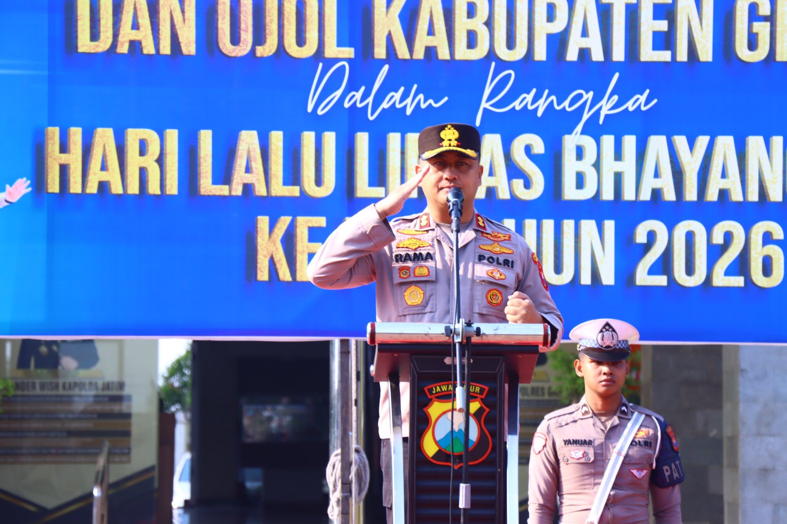 Peringati Hari Lalu Lintas Bhayangkara Ke-71, Polres Gresik Gelar Apel Bersama Relawan Ambulans dan Ojol