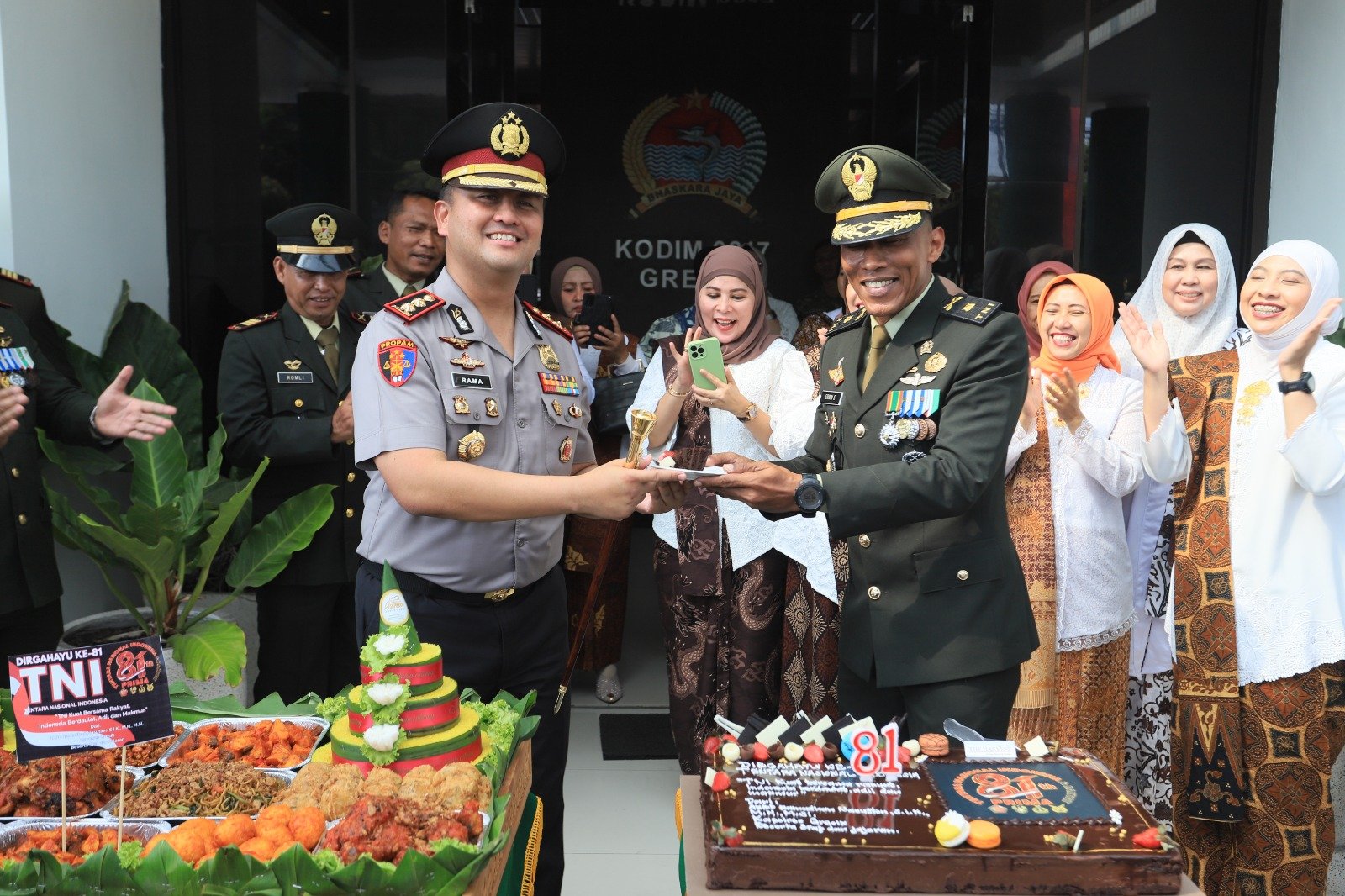 Polres Gresik Beri Kejutan HUT TNI ke-81, Sinergitas TNI-Polri Semakin Solid
