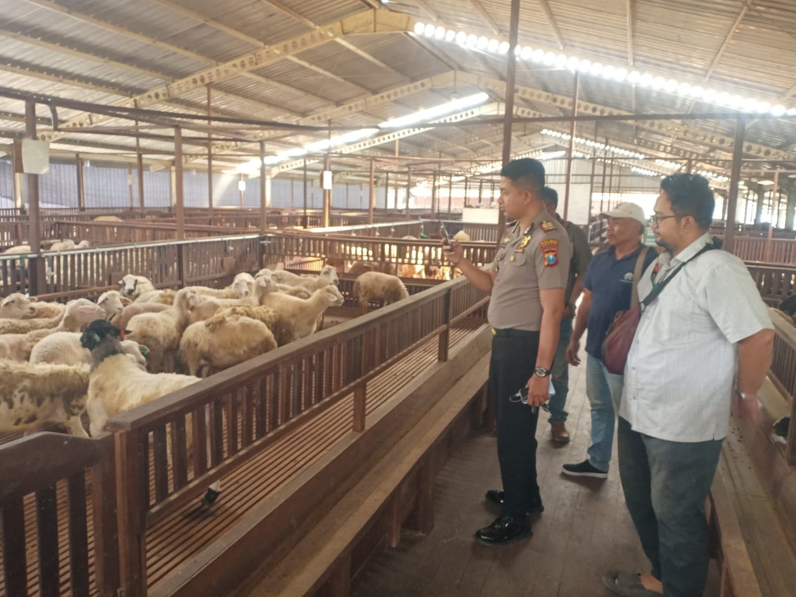 Dukung Ekonomi Warga, Polsek Kedamean Optimalkan Potensi Peternakan Kambing